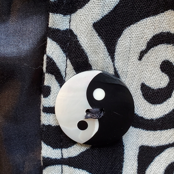 Very Vineyard Black/White Swirl Rayon Jacket size M- cool buttons - Picture 3 of 8